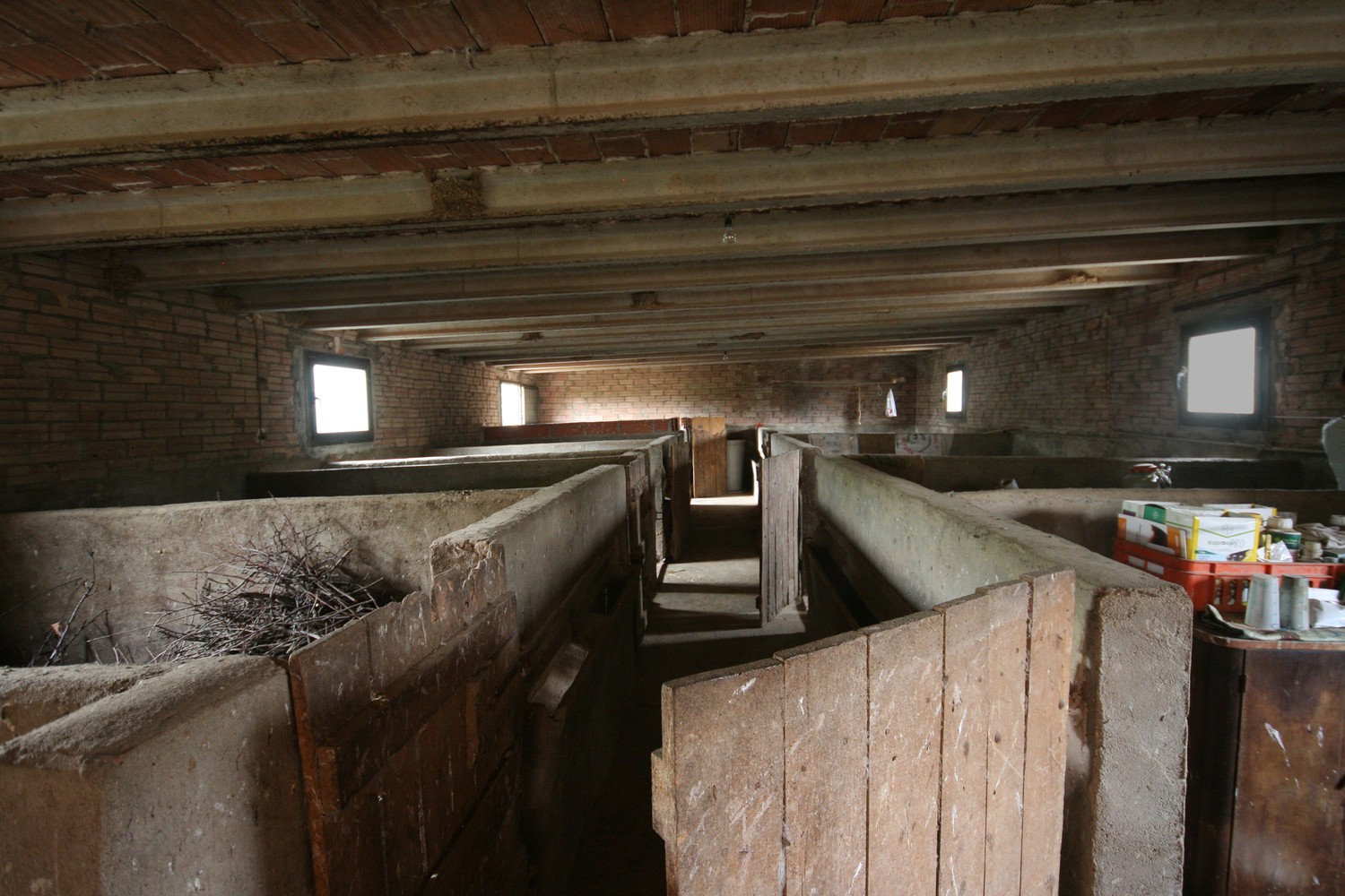 rosa hereu planellas   jonte norin:猪圈改造 西班牙tor studio客房