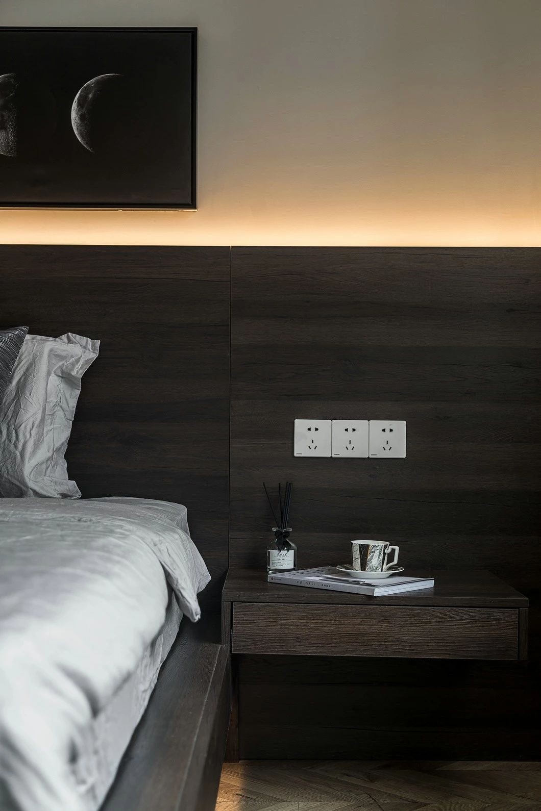 床头空间低矮,为避免大片的留白,采用横向月食图,作为床头壁画,阴晴圆