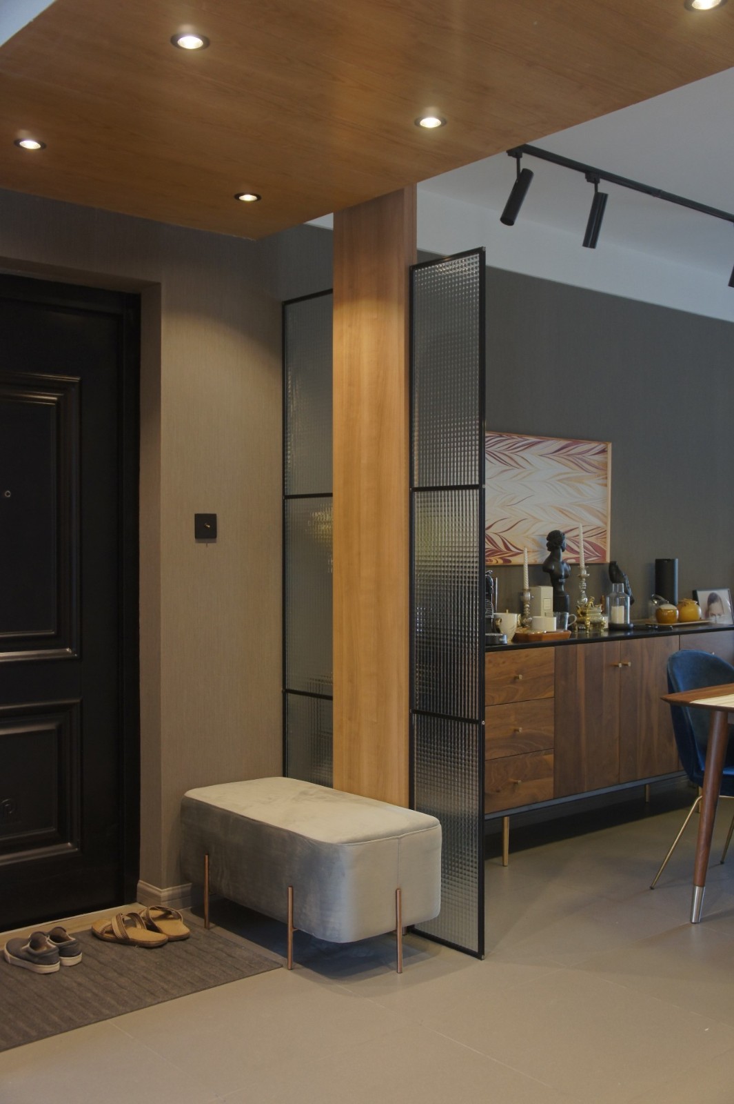 用玻璃门做了简单的隔断,作为餐厅和玄关的分界线.