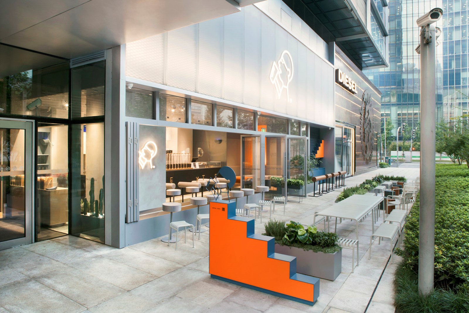 的引导装置开始排队,逐步折入并停留在镶有heytea字样的一米等位线前