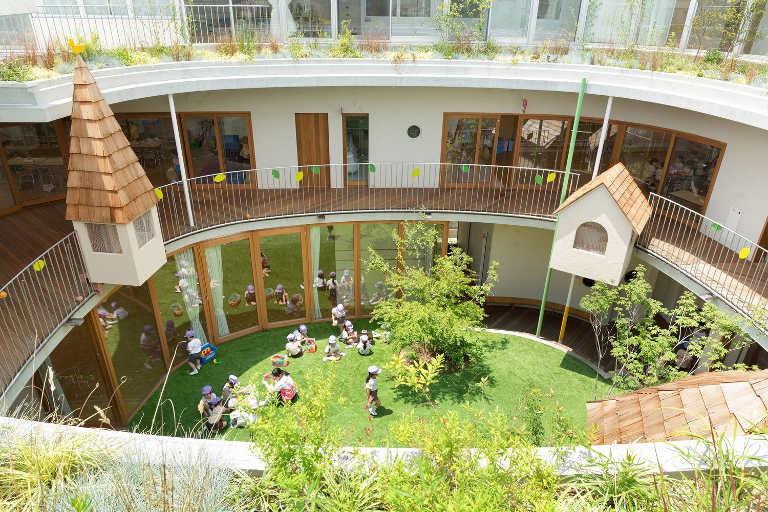 在密集的厂房区里,还孩子们一个庭院幼儿园 / mamm design