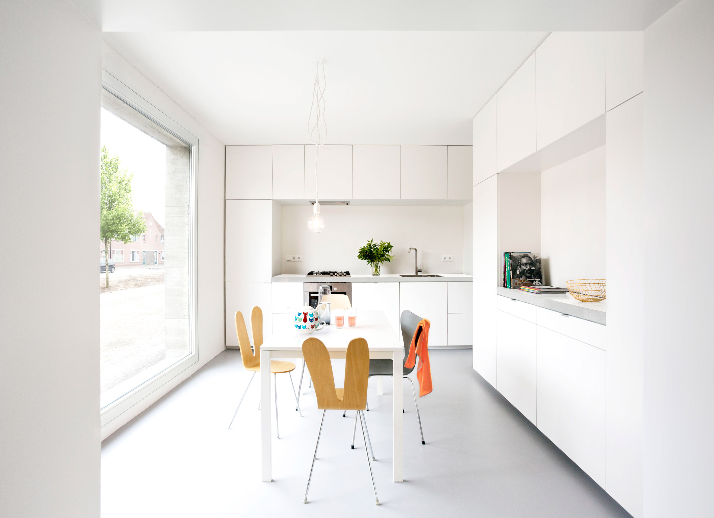 studio maks builds cuboidal concrete house filled with space