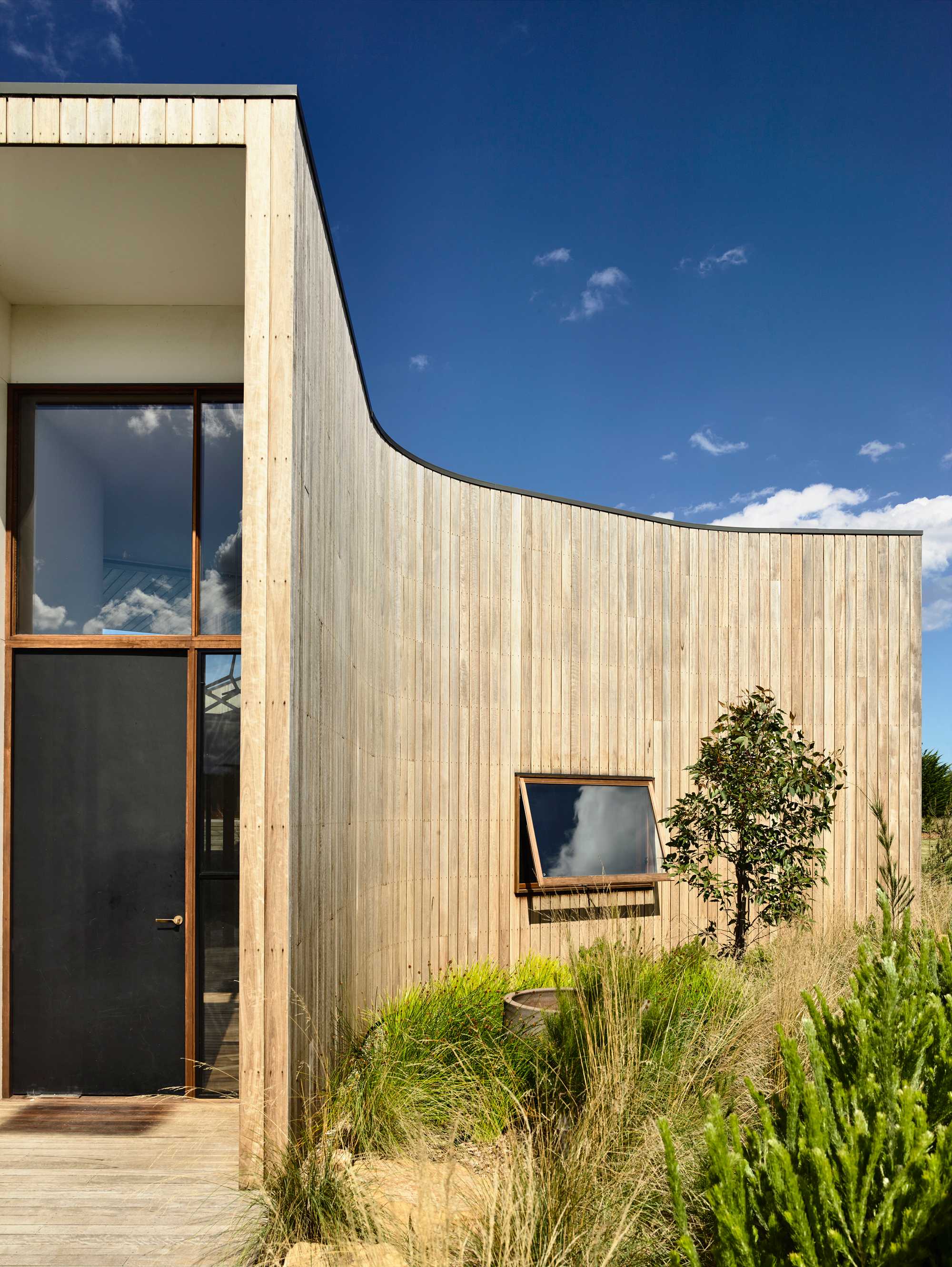 thirteenth beach courtyard house