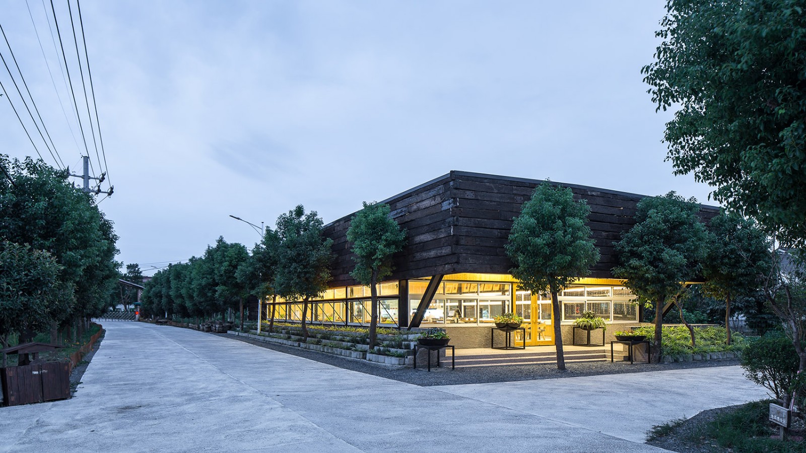 以靠建筑:桐乡 华腾猪舍里烤肉店