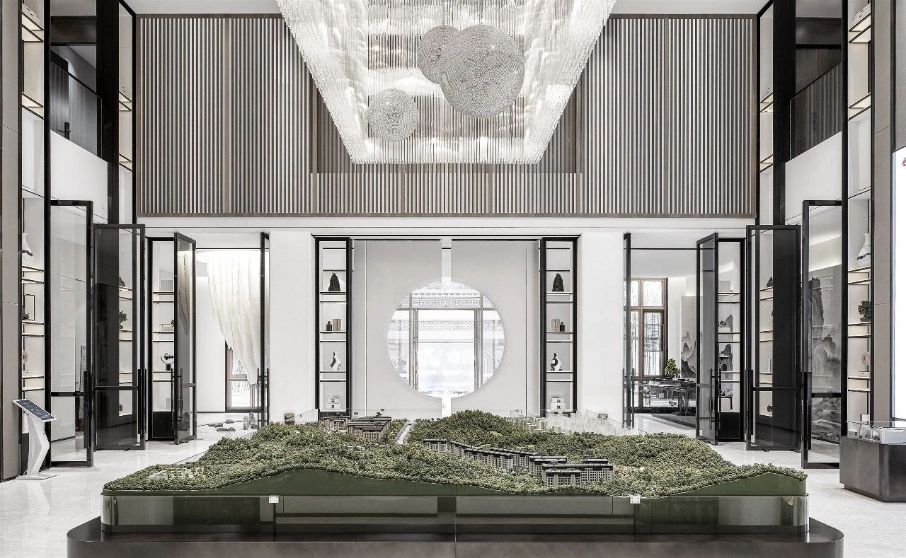 以文为魂,以山为脉,以水为韵 与沙盘中绵延的山形 相承相续