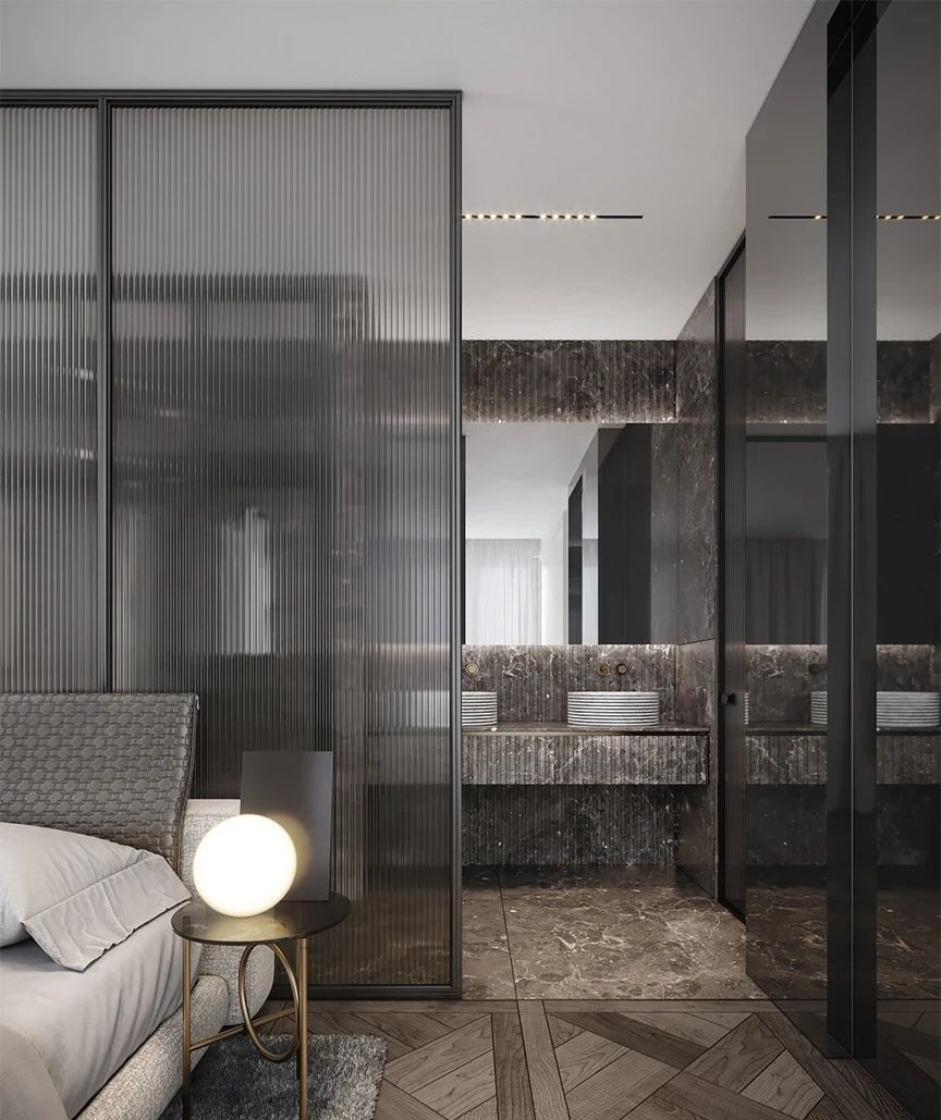 卧室与衣帽间设置在同一空间,透明屏风作为隔断分隔室内,既互相联系又