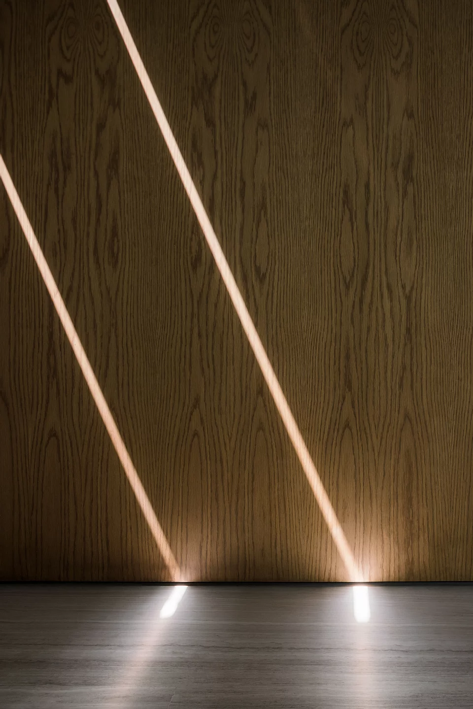 阳光可以透过上层窗户洒进室内,营造独特且极具线条感的光影效果