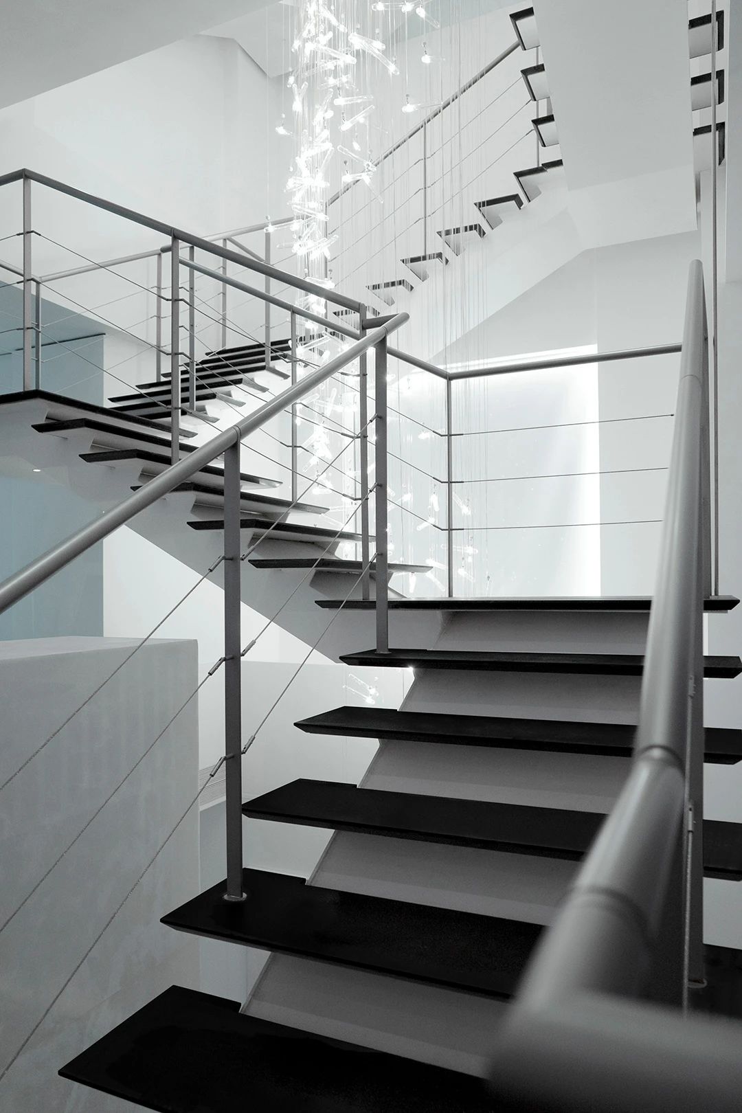 是一条5mm厚超薄踏板的悬空钢结构楼梯, 自上而下,用"轻概念"代入极简