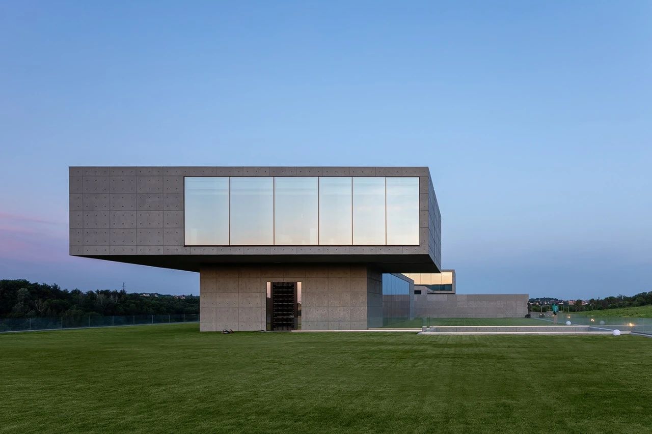 致敬安藤忠雄!5000㎡极简豪宅,用***