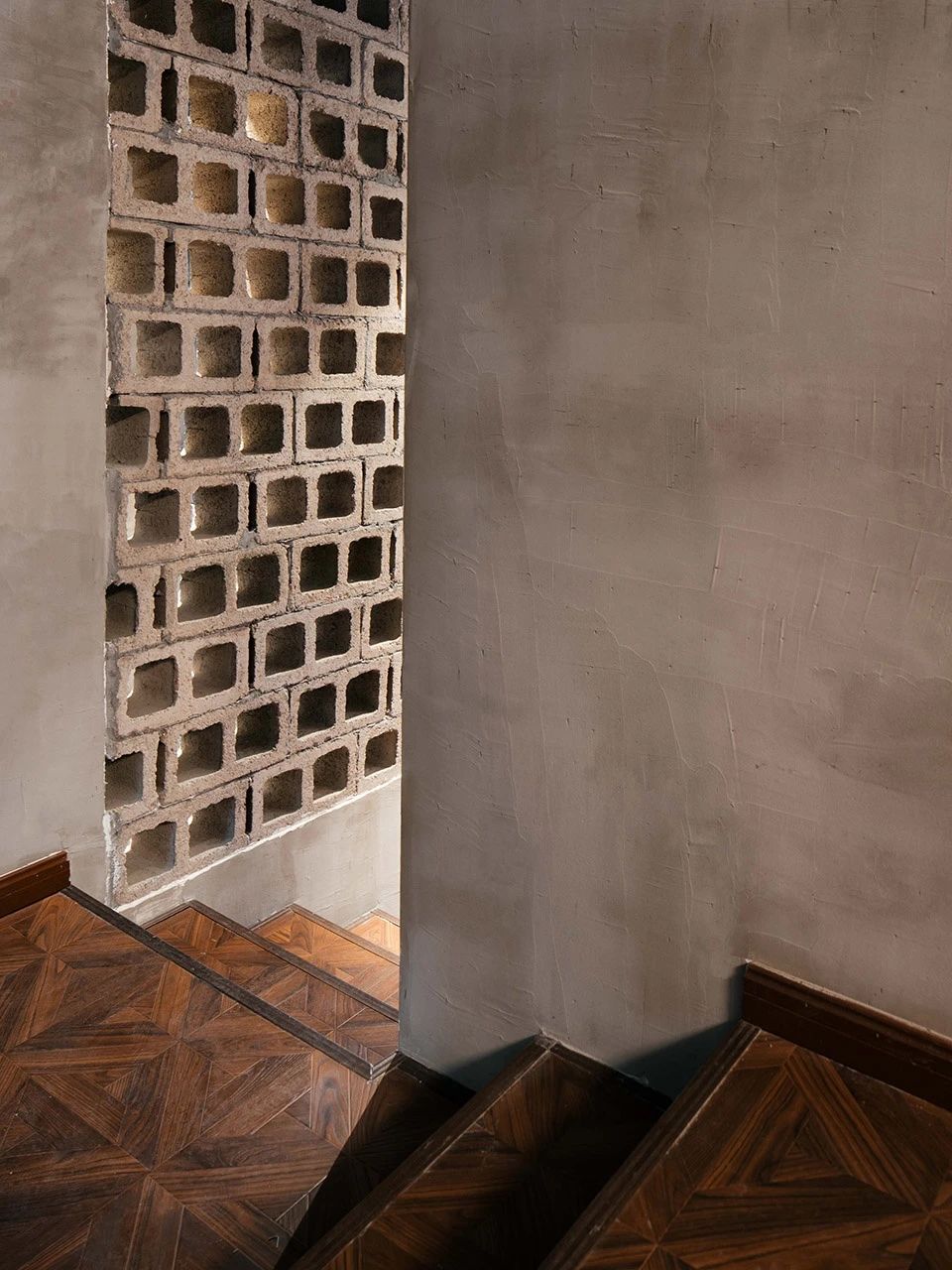 褪色的红砖,斑驳的青砖,涂抹不均匀的水泥,与带着装饰性花纹的瓷砖木